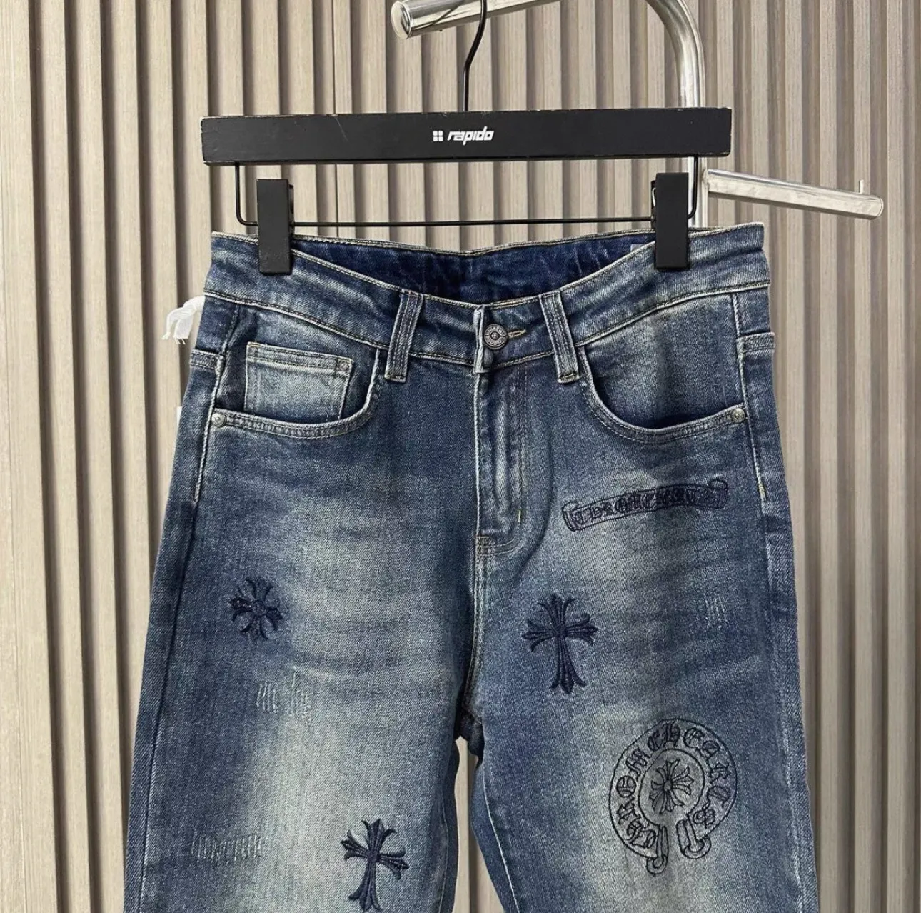 P176 Style No. Cc937 Chrome hearts high street embroidered jeans Chrome hearts vibe style versatile jeans are the most popular high street style at the moment. Made of beaded canvas fabric, heavy washing makes the upper body of the fabric more textured and the pants are tall and straight! The three-dimensional cutting of the whole trousers is a masterpiece! The beaded canvas fabric is thick and soft after washing. It has good breathability. Customized small leather label. Unique design. The details are in place, simple and elegant, and the workmanship is exquisite. The entire trousers are neatly routed and the details are in place! It’s so cool. It’s a genderless trend that both men and women can easily control. Color: Picture color. Sizes M-XXL